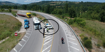 KAVŞAKTAN DÖNMEK İSTEYEN SÜRÜCÜ REFÜJE ÇARPARAK YAŞAMINI YİTİRDİ