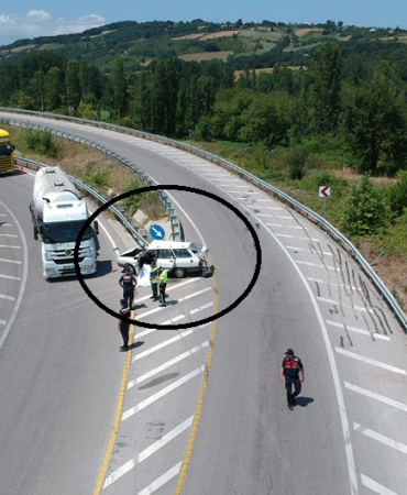 KAVŞAKTAN DÖNMEK İSTEYEN SÜRÜCÜ REFÜJE ÇARPARAK YAŞAMINI YİTİRDİ