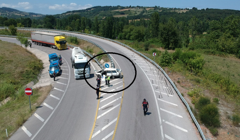 KAVŞAKTAN DÖNMEK İSTEYEN SÜRÜCÜ REFÜJE ÇARPARAK YAŞAMINI YİTİRDİ