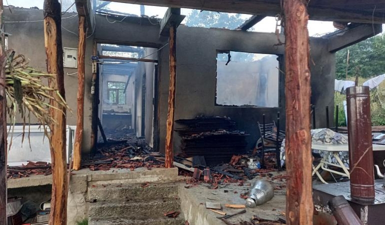 SİNOP’TA AKIL ALMAZ OLAY: YAŞLI ÇİFT ÖNCE ÖLDÜRÜLDÜ, SONRASINDA İSE EVLERİ YAKILDI