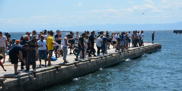 SİNOP'TA DENİZ SOĞUK YAPTI, VATANDAŞLAR BALIK YAKALAMAK İÇİN SAHİLE AKIN ETTİ