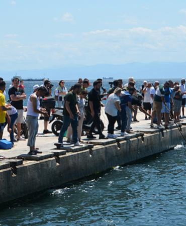SİNOP'TA DENİZ SOĞUK YAPTI, VATANDAŞLAR BALIK YAKALAMAK İÇİN SAHİLE AKIN ETTİ