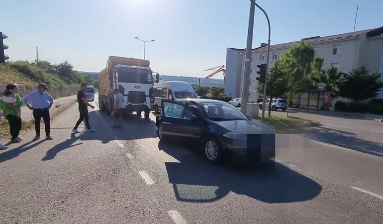 SÜRÜCÜLERİN GÖZÜNÜ GÜNEŞ ALDI: 1 YARALI