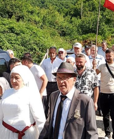 48 YIL ÖNCE YAPAMADIKLARI DÜĞÜNÜ 72 YAŞINDA YAPTILAR