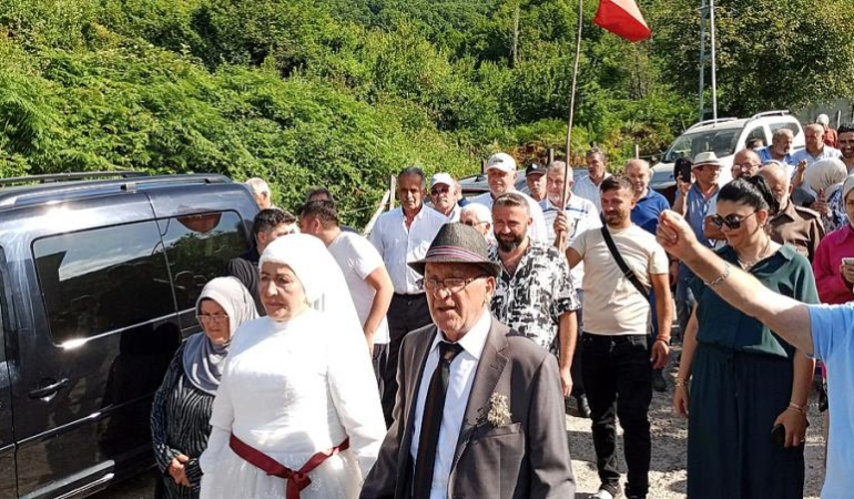 48 YIL ÖNCE YAPAMADIKLARI DÜĞÜNÜ 72 YAŞINDA YAPTILAR