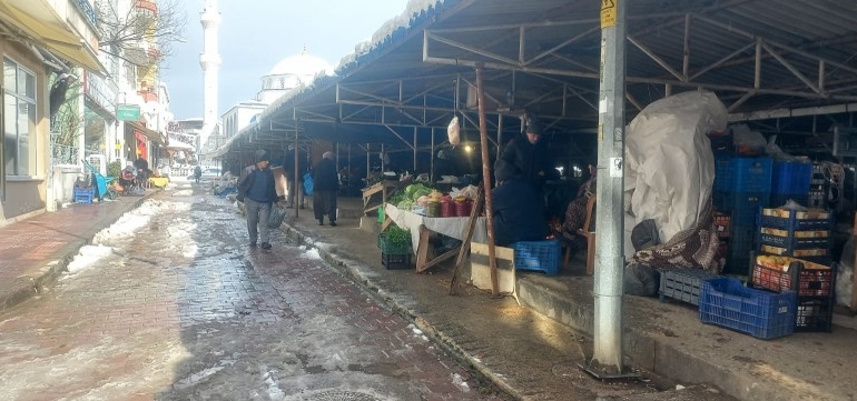 Gerze pazarında kar durgunluğu yaşandı