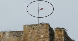 DEFORME OLAN TÜRK BAYRAĞI TEPKİ ÇEKİYOR