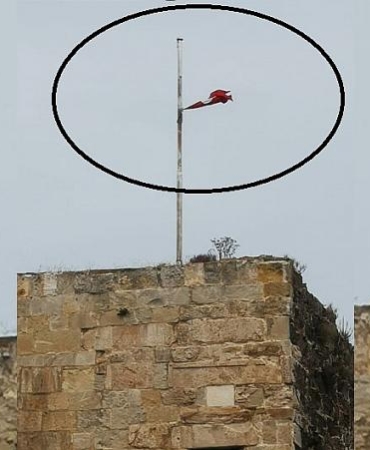DEFORME OLAN TÜRK BAYRAĞI TEPKİ ÇEKİYOR