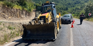 Kamyonet iş makinesine çarptı: 1 yaralı