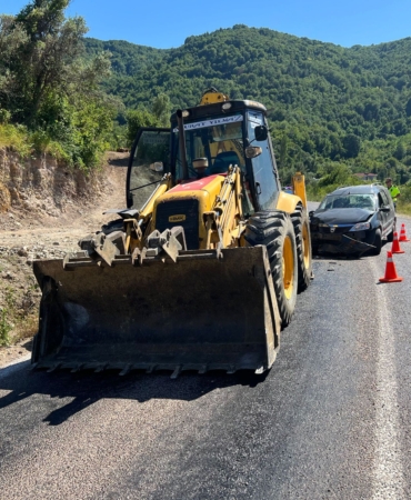 Kamyonet iş makinesine çarptı: 1 yaralı