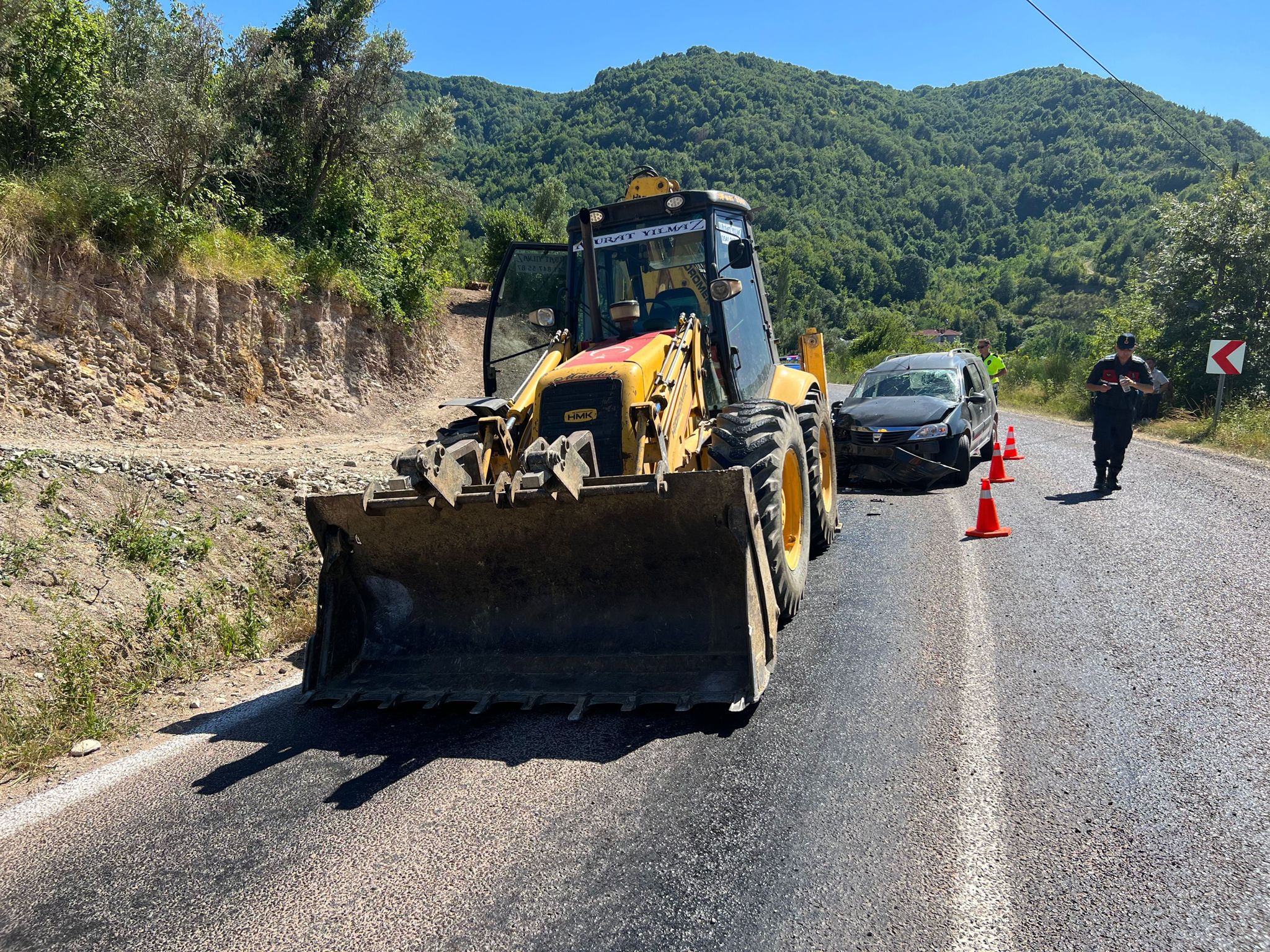 Kamyonet iş makinesine çarptı: 1 yaralı