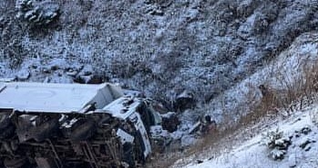 Uçuruma yuvarlanan kamyonun sürücüsü yaralandı