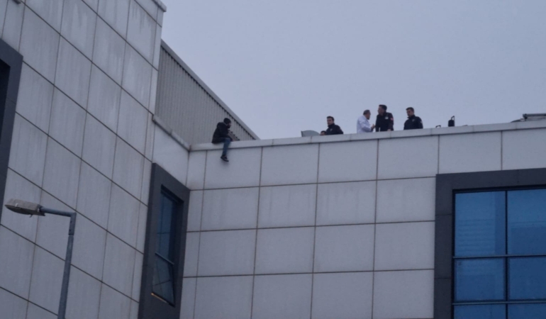 SİNOP ATATÜRK DEVLET HASTANESİ ÇATISINDA İNTİHAR GİRİŞİMİ