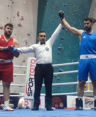 Sinoplu boksör yarı finalde