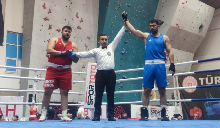 Sinoplu boksör yarı finalde