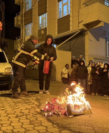 Üniversite öğrencilerine yangın güvenliği eğitimi verildi