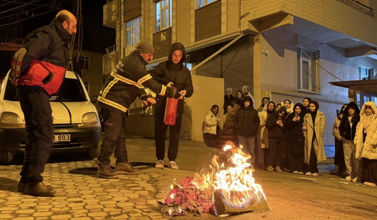 Üniversite öğrencilerine yangın güvenliği eğitimi verildi