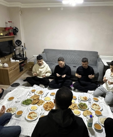 Ayancık Kaymakamı öğrencilerle iftar sofrasında buluştu