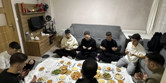 Ayancık Kaymakamı öğrencilerle iftar sofrasında buluştu