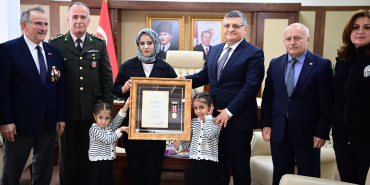 Sinoplu şehidin kızına "Devlet Övünç Madalyası ve Beratı" takdim edildi