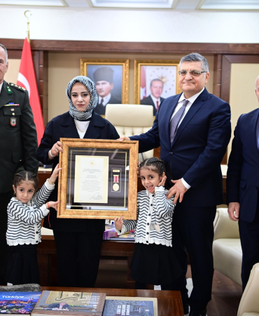 Sinoplu şehidin kızına "Devlet Övünç Madalyası ve Beratı" takdim edildi