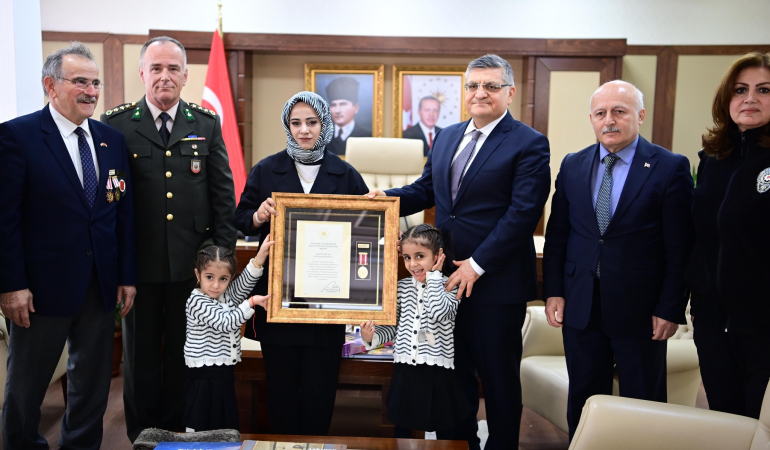 Sinoplu şehidin kızına “Devlet Övünç Madalyası ve Beratı” takdim edildi
