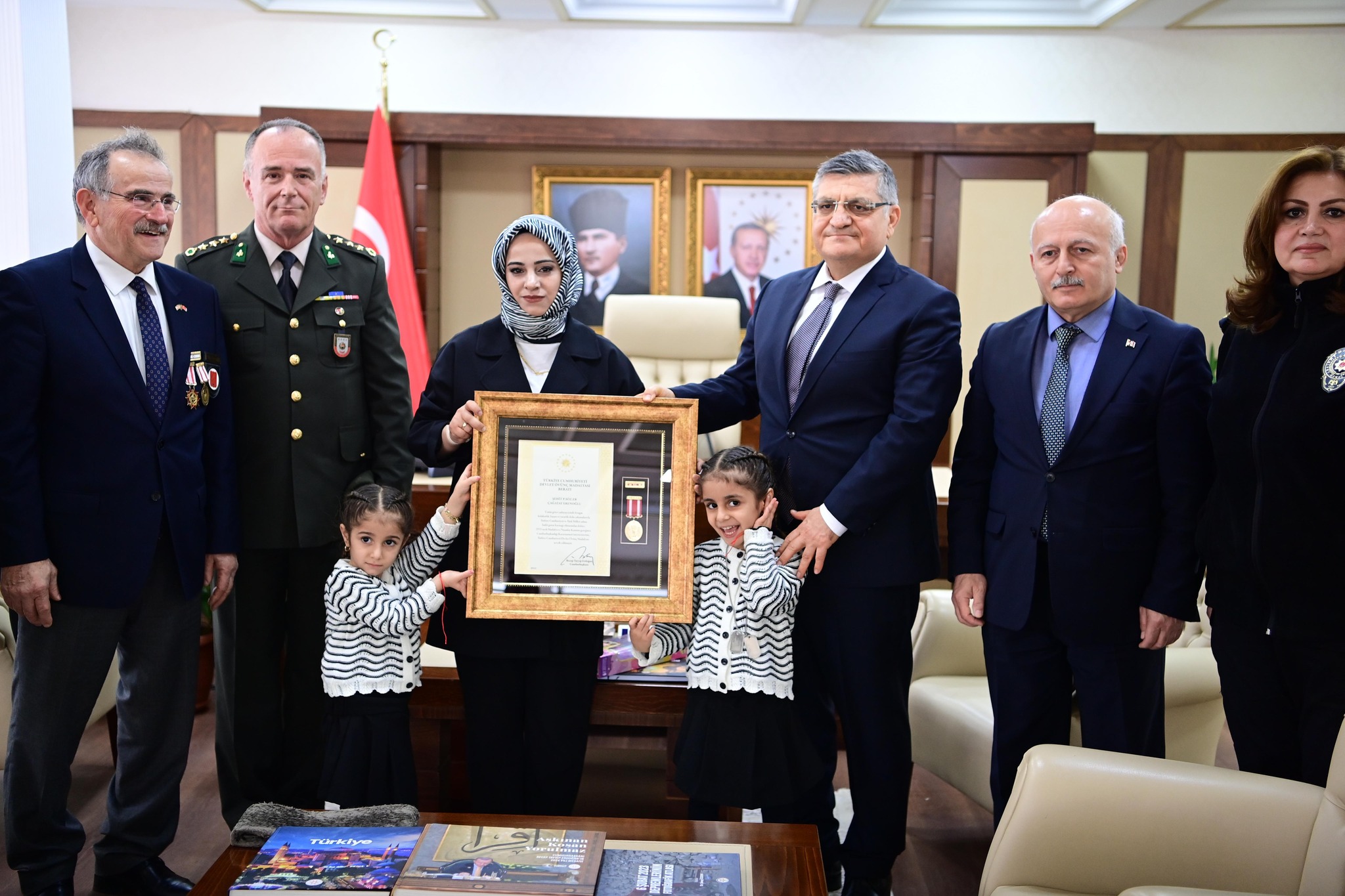 Sinoplu şehidin kızına "Devlet Övünç Madalyası ve Beratı" takdim edildi
