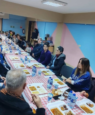 Büyükler ve öğrenciler iftar etkinliğinde buluştu