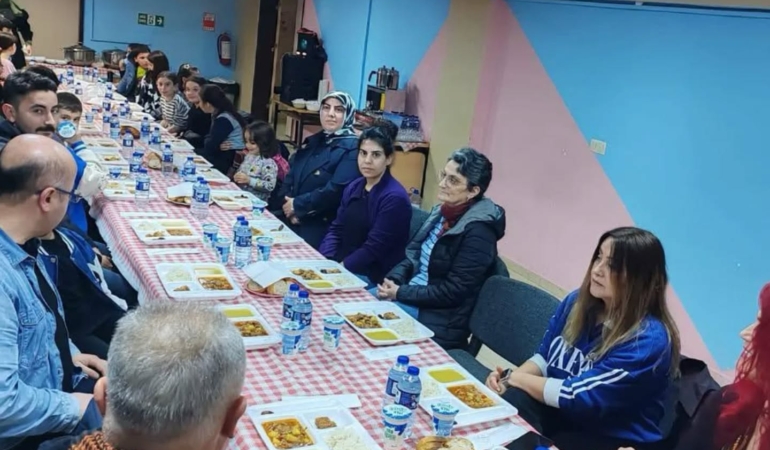 Büyükler ve öğrenciler iftar etkinliğinde buluştu