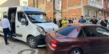 Servis minibüsü otomobille çarpıştı