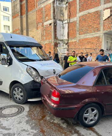 Servis minibüsü otomobille çarpıştı