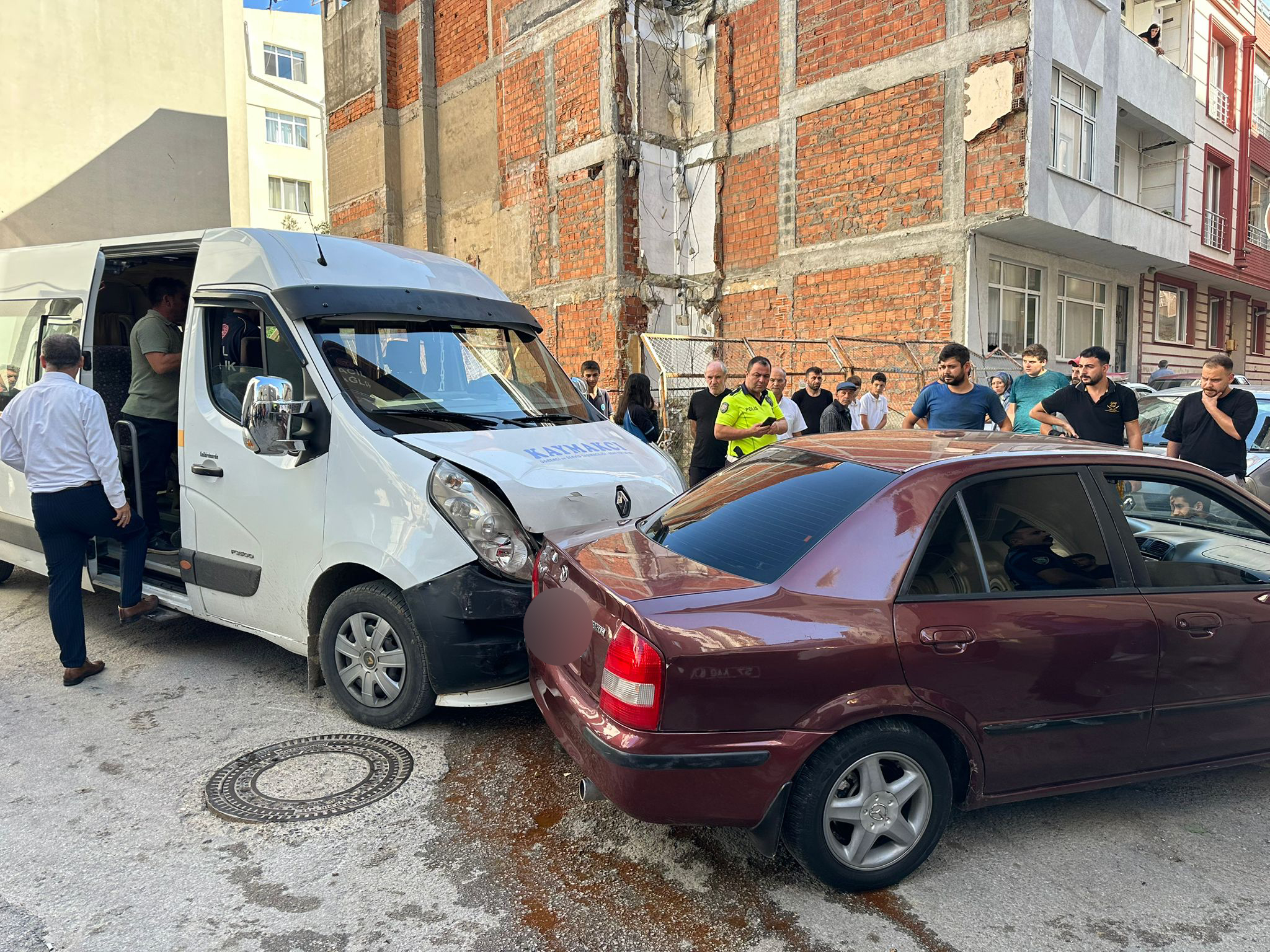 Servis minibüsü otomobille çarpıştı