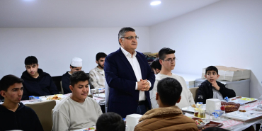 VALİ ÖZARSLAN, HAFIZLIK ÖĞRENCİLERİ İLE İFTAR SOFRASINDA BULUŞTU