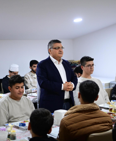 VALİ ÖZARSLAN, HAFIZLIK ÖĞRENCİLERİ İLE İFTAR SOFRASINDA BULUŞTU