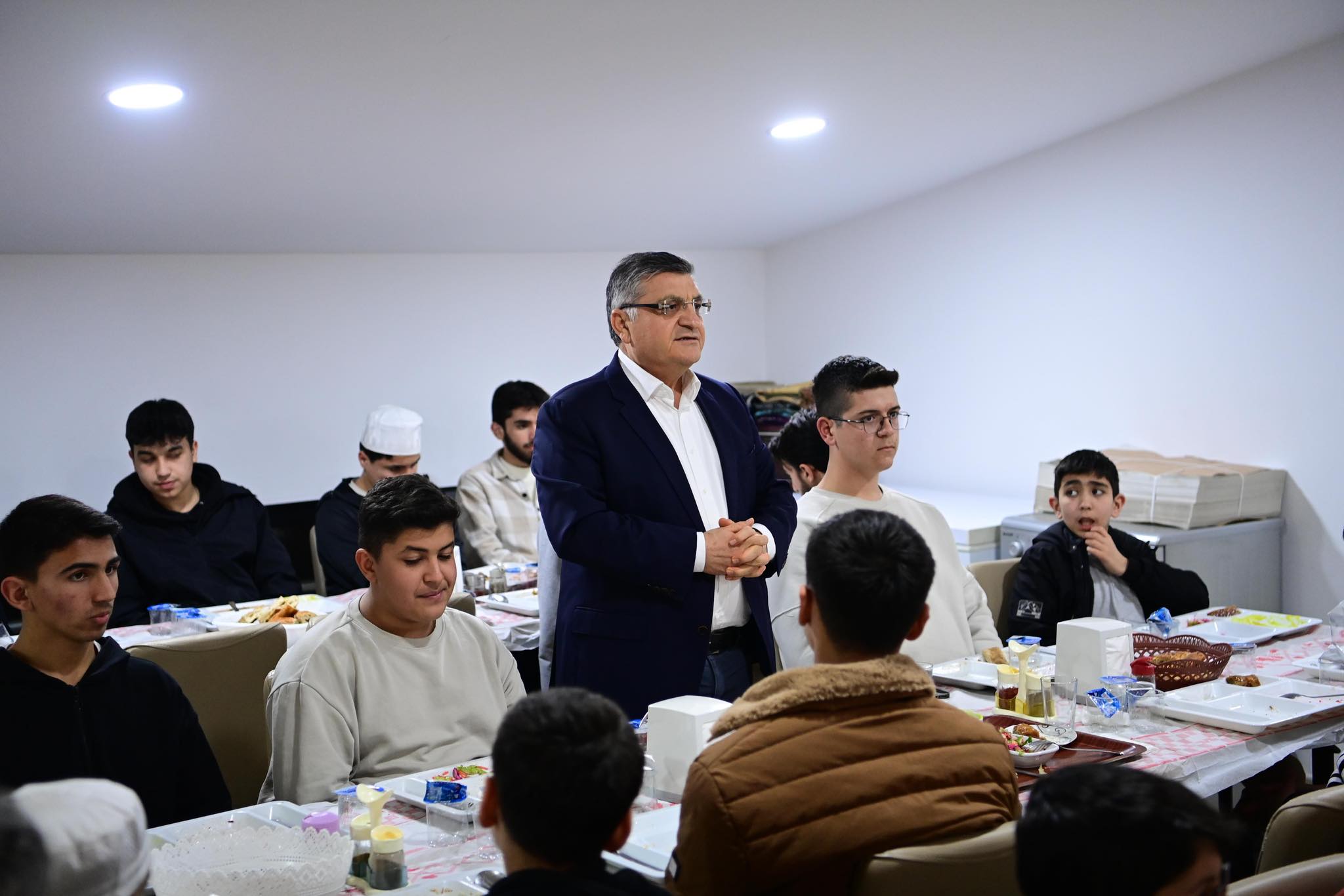 VALİ ÖZARSLAN, HAFIZLIK ÖĞRENCİLERİ İLE İFTAR SOFRASINDA BULUŞTU