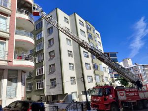 SİNOP’TA EVİN BALKONUNDA ÇIKAN YANGIN PANİĞE NEDEN OLDU