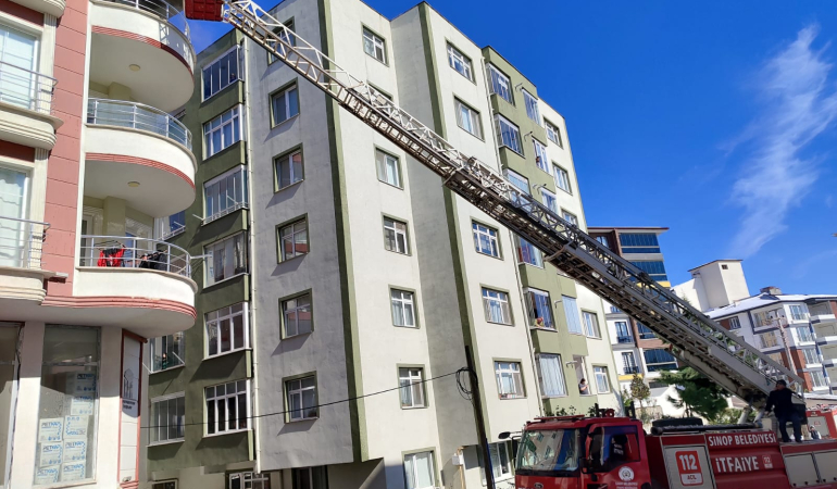 SİNOP’TA EVİN BALKONUNDA ÇIKAN YANGIN PANİĞE NEDEN OLDU