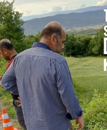 Devrilen traktörün altında kalan sürücü öldü