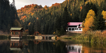 Akgöl, ziyaretçilerine sonbaharın güzelliğini yaşatıyor