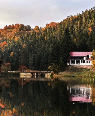 Akgöl, ziyaretçilerine sonbaharın güzelliğini yaşatıyor