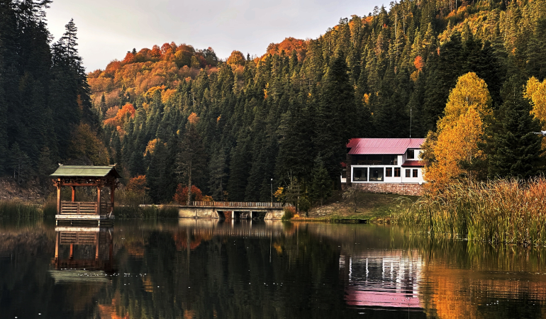 Akgöl, ziyaretçilerine sonbaharın güzelliğini yaşatıyor