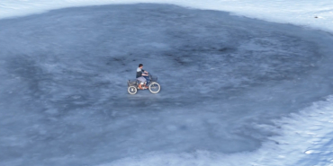 SİNOP’TA BUZLA KAPLI GÖLDE BİSİKLET KEYFİ