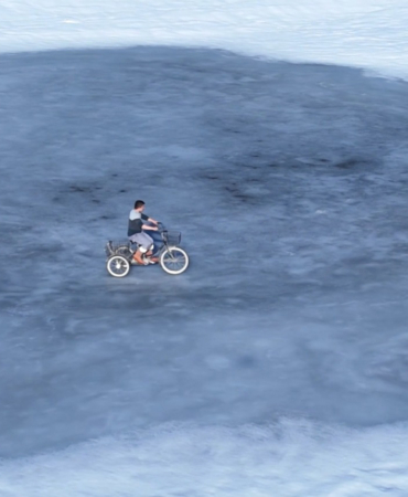 SİNOP’TA BUZLA KAPLI GÖLDE BİSİKLET KEYFİ