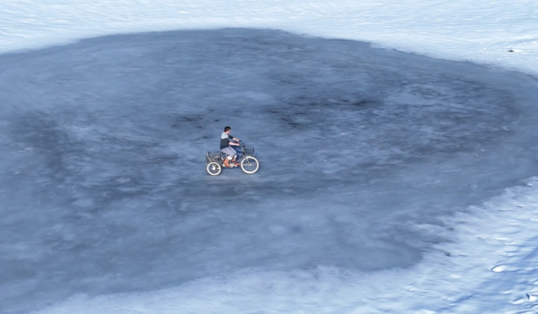 SİNOP’TA BUZLA KAPLI GÖLDE BİSİKLET KEYFİ