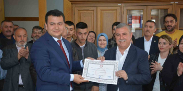 AK Parti’li Nazım Maviş 3. kez mazbatasını aldı