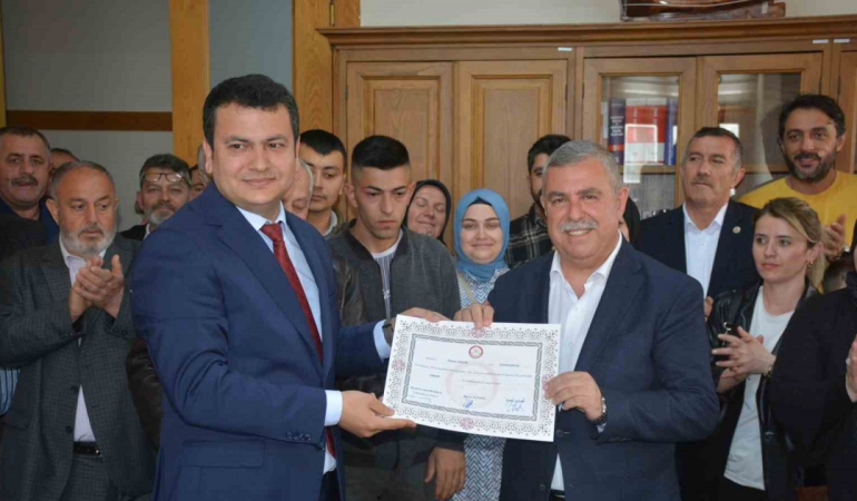 AK Parti’li Nazım Maviş 3. kez mazbatasını aldı