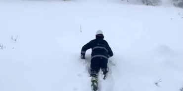 Elektrik firması çalışanlarının kış mücadelesi