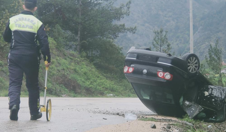Sinop plakalı otomobil Karabük’te kaza yaptı: 4 yaralı