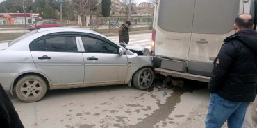 Çarpışan araçlarda maddi hasar oluştu