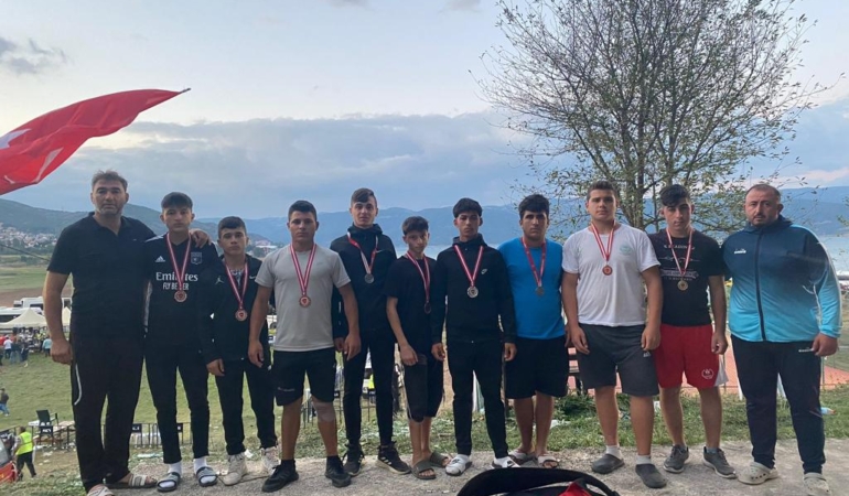 Sinoplu güreşçiler Türkiye Şampiyonasından madalya ile döndü